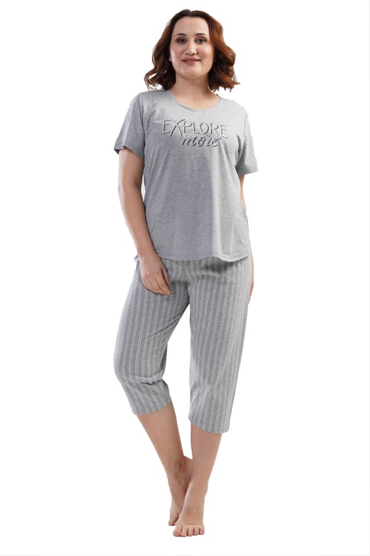 Vienetta Γυναικεία καλοκαιρινή πυτζάμα "Explore More" με κοντό μανίκι και κάπρι παντελόνι Plus Size (1XL-4XL)-111270